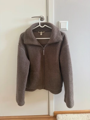 H&M teddy jacka - Storlek M, använd men otroligt bra skick! Kontakta vid frågor!!