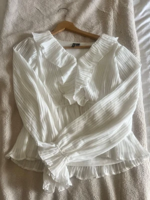 Vit blus med volang - Säljer en superfin/elegant vit blus med volang. Knappt använd! Pris går att diskuteras💓 nypris: 499