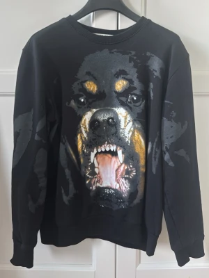 Intressekoll!! Givenchy rottweiler  - Tjo! Checkar intresset på denna sjukt feta givenchy rottweiler tröjan, hör av er!!😊