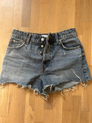  jeansshorts  - Säljer dessa fina blå jeansshorts från Zara då de har blivit för små