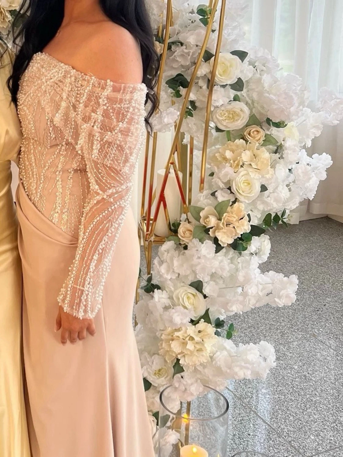 Ljus offshoulder långklänning med pärlor