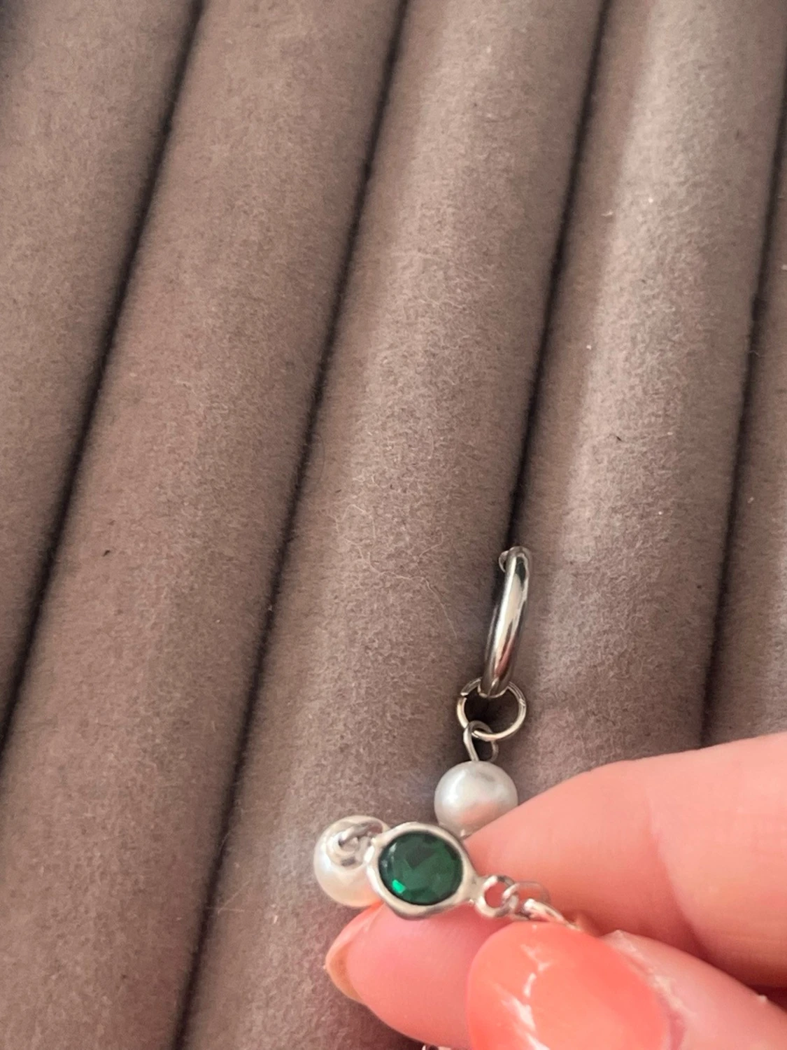 Silvriga örhängen med pärlor och grön sten - 2