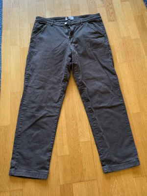 Mörkbruna chinos med raka ben - Säljer ett par mörkbruna chinos från Les Deux.