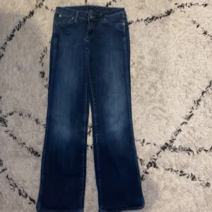 Blå bootcut jeans från Wrangler - Snygga blå jeans, dam , knappt använt 