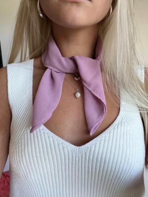 Ljuslila scarf i tunt tyg - Snygg ljuslila scarf💜🤍 Jättecool detalj som piffar upp en outfit vid alla tillfällen! Kan bäras på många sätt, i håret, på väskan, runt halsen osv. Handgjord och lokaltillverkad av återbrukade tyger vilket gör den miljövänlig.