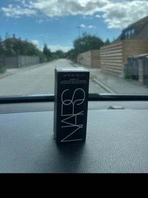 NARS foundation Medium-Deep 1 Syracuse - Foundation från NARS i nyansen Medium-Deep 1 Syracuse. Kommer i en svart, rektangulär förpackning med vit logga. Perfekt för dig som vill ha en naturlig bas med medium till djup ton. Förpackningen är stilren och enkel att ta med i väskan.