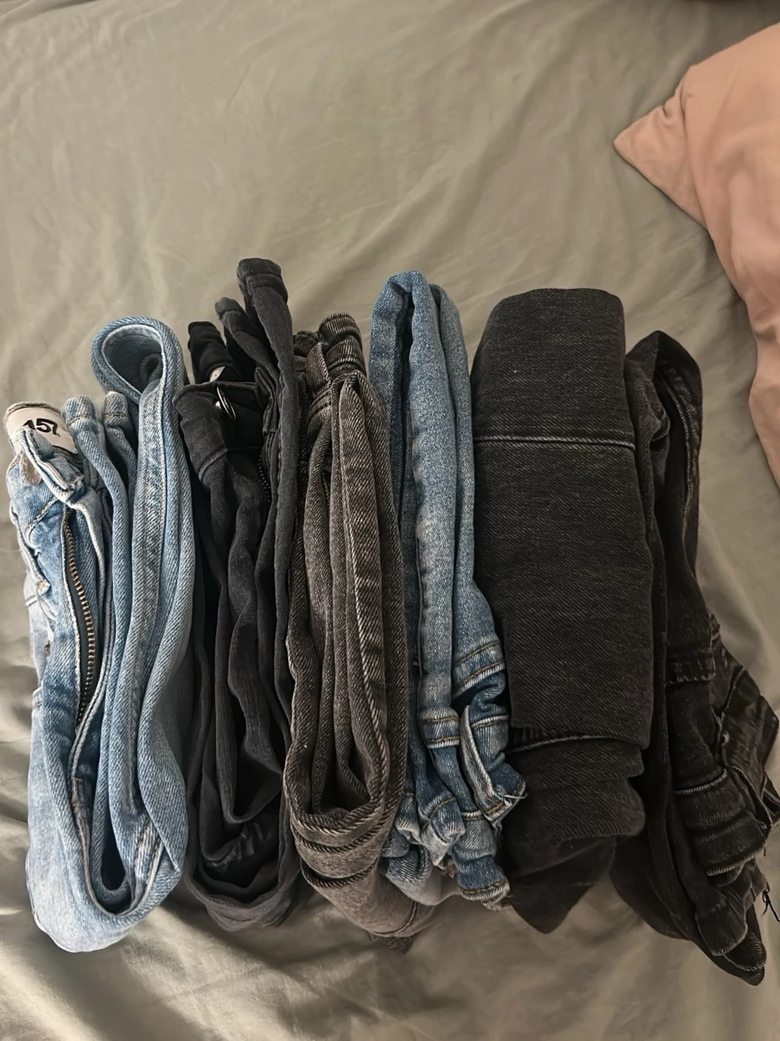 Mix av jeans i olika färger
