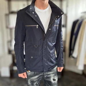 Snoot field jacka - Mycket fint skick, lite smuts på kragen bara men annars prima. Nypris ca 3000kr. Passar dig som är 170-180cm ungefär. Storlek L men sitter som M. Modellen är 185 cm, 75 kg. Alltid billigare pris vid köp av flera varor‼️🙌Svarar alltid på frågor eller funderingar! 