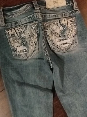 Miss Me blå bootcut jeans med bling - Snygga blå bootcut jeans från Miss Me med blingade bakfickor bara använd några få gånger men ser helt nya ut. Köpt för 2300 men säljer för 1400 pris kan diskuteras. Dom är i storlek 23 vilket passar mig bra som är xs