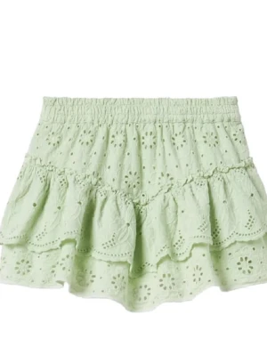 Ljusgrön/mint volangkjol med broderi - Supersöt ljusgrön kortkjol med volanger och broderade blommor. Kjolen har elastisk midja och är gjord i mjuk bomull, perfekt för varma dagar. Den romantiska looken förstärks av spetsdetaljer och den luftiga känslan. Har även inbyggts short💚