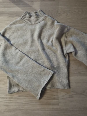 Beige stickad polotröja Gina Tricot - Beige stickad polotröja från Gina Tricot i storlek XL. Men passar mig som bär S, tajt längst ner #baggyjeans #lowwaist jeans #cargobyxor #vida jeans #flarejeans #lågmidja #rakajeans #kostymbyxor #mjukisbyxor #oversizedhoodie #ziphoodie #stickadtröja #corsettopp #offshoulder #babytee #linne med spets #oversized tshirt #stickadväst #maxikjol #y2k #vintage #streetwear #oldmoney #cleangirl #basic #festkläder #vardagskläder #unisex #oversized #fitted #cozy #retro #zara #hm #bikbok #ginatricot #nelly 