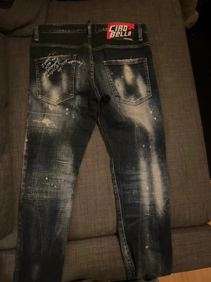Dsquared2 Jeans  - Nypris: 4899:- Köpt på farfetch, kvitto finns.     helt nya, d2-jeans. På baksidan sitter den ikoniska röda “CIAO BELLA” lappen Slim/smal passform Jeansen är oanvända pga beställt i fel storlek. bara testad på och av, och i nyskick.