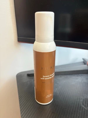Hickap bronze booster brun utan sol - Säljer en Hickap bronze booster self tanning mousse. Flaskan är brun med vit kork och rymmer 200 ml. Perfekt för dig som vill ha en solkysst look året runt. Enkel att applicera och ger ett jämnt resultat.