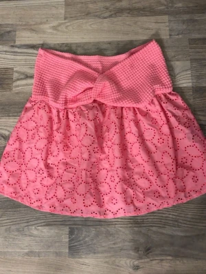 Rosa tub topp - Söt rosa tub topp, virkad, twistad vid bröstet och broderade blommor. Toppen har en luftig känsla och passar perfekt till varmare dagar. Den har en tydlig volang och är riktigt feminin i stilen.
