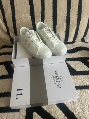 Valentino Garavani Rockstud - Säljer ett par feta rockstuds i helvit med gulda nittar i storlek 38 kan dock passa vissa i 39. Dessa passar skitbra året om men speciellt nu inför sommarn nypris ligger runt 6000kr säljer för 1799kr, pris aldrig satt i sten så kom jätte gärna med bud och vid snabbaffär kan pris diskuteras :)