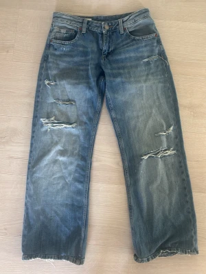 Ihåliga jeans från Zara  - Säljer dessa skiiit snygga jeansen med hål från Zara som är super eftertraktade och slutsålda! Säljer pågrund av att dom är för små för mig så kan inte använda dom därav i super bra skick! Tryck gärna på köp nu eller buda ☺️