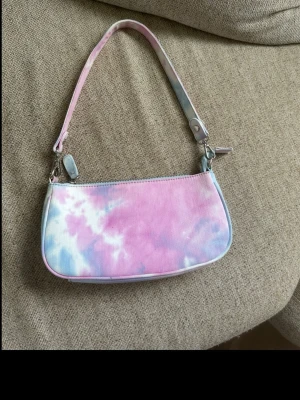 Pastellfärgad  handväska - Pastellfärgad handväska från  Gina. Väskan är köpt för några år sen men använd sparsamt💕