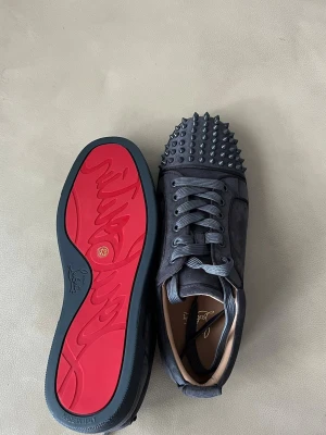Christian Louboutin  - Säljer ett par Loubs som är i nyskick då de tyvärr inte passar mig. Storlek 43, passar även 43.5. Originalkartong, dustbag samt extra spikes/nålar medföljer. Pris kan diskuteras vid snabb affär 💯