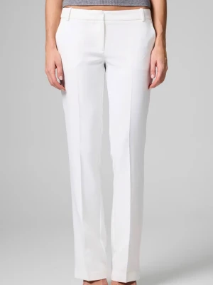 Vita kostymbyxor - Snygga vita kostymbyxor med rak passform och pressveck framtill. Byxorna har hällor för skärp och diskreta sidofickor. Perfekta för en clean och stilren look. Materialet ser ut att vara ett vävt tyg som ger en dressad känsla.