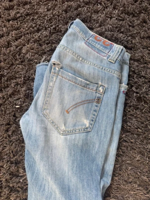 Dondup jeans - Ljusblå dondup jeans. Sjukt snygga och slim modell. Passar strl 30. De är även uppsydda/uppklippta där nere så de är lite fransade vilket ger en lite somrigare touch. 