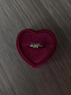 Söt guldfärgad ring med fjäril - Fjäril ring i storlek 17,7mm, guldfärgad.