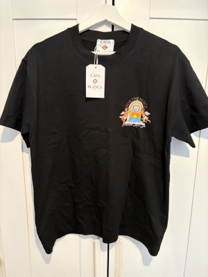 Casablanca t-shirt - Säljer denna helt nya Casablanca t shirt då den var för stor. Storlek S men passar även större. Riktigt skönt och bra kvalité på tröjan. Denna casablanca t shirt är speciel då mönstret är väldigt unikt och man ej brukar hitta en sådan! 