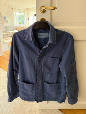 Overshirt a days march - Hej! Säljer en väldigt snygg blå overshirt från A days march . Köpt nu i sommar men ångra köpet pga ej haft användning för den så endast 2 gånger använd!  Digitalt kvitto finns 