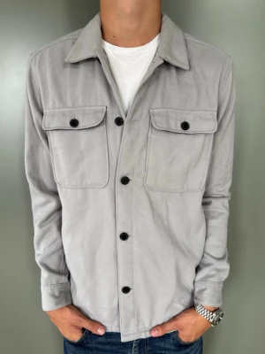 Ljusgrå Overshirt  - Strl - L | Skick - 10/10 | Nypris - ca 800kr (slutsåld) | Vid minsta lilla fundering är det bara att höra av sig!