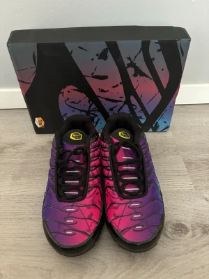 Nike Air Max Plus Tn rosa/lila sneakers - Säljer Nike Air Max Plus Tn skor i rosa/lila färg. Jag köpte skorna till mitt syskon i födelsedags present men dem var för små. Fungerar för båda man och dam. Sko kartongen är lite skadad.