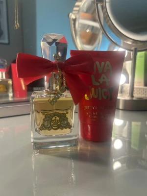 Viva La Juicy parfym & lotion - Säljer en i princip helt oanvänd Viva La Juicy parfym från Juicy Couture (50 ml). Dessutom  medföljer bodylotionen i samma doft!! 🥰🩷💛
