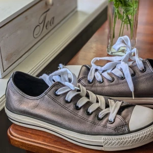 Converse läder gråa 39+ Converse vita 39 - Äkta converse läder skor 39 i mycket bra skick. Säljer på grund av att jag har för mycket skor plus ett par vita39 Converse i använd skick( enligt bilden).