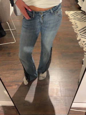 Blå jeans med spets - Egengjorda jeans, jeansen från början är Lee jeans. Skulle säga att jeansen är i storlek 34. Sömmarna av spetsen är väldigt fina förutom längst upp, då de är svårt att fästa där- se sömmarna på bild 4/5💕