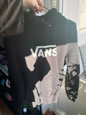 Vans Hoodie  - Säljer en svart hoodie med Vans logga på bröstet. Hoodien har huva med dragsko och en klassisk magficka framtill. Perfekt för dig som gillar streetwear och vill ha en enkel men snygg look. Köpt i turkiet men ser och känns väldigt äkta. 