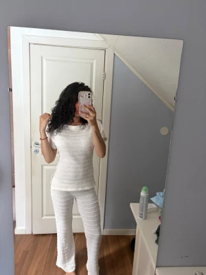 Vitt ribbat set med kort ärm från Nelly - Säljs ej separat, byxa storlek s och tröja xs❤️