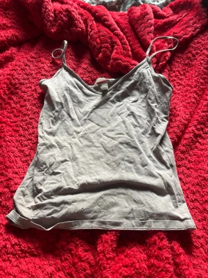Fyra olika toppar/linnen - Så fina tröjor men en av de är lite sönder😞, men annars e de bra