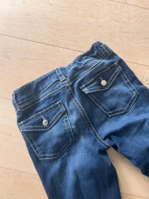 Blå jeans från Gina Tricot - Snygga blå jeans från Gina Tricot i storlek 170. Gott skick!! Byxorna är upplagda så dom passar en person som är 166 cm lång!