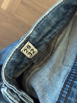 3 par jeans från Jack n Jones - Säljer alla dessa jeans för att de inte används längre. Storlekarna är enligt bilderna i den ordning dom ligger i från upp till ner. Bra skick! 300 för alla! Kan ändras vid snabb affär!