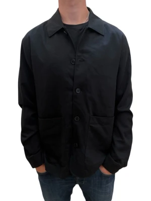 Overshirt Massimo Dutti - En mycket stilren overshirt från These Glory Days i storlek L. Modellen är 186 cm och overshirten är i mycket fint skick. Ett mångsidigt plagg som passar perfekt både som jacka eller extra lager under svalare dagar. Hör av dig vid frågor :) 