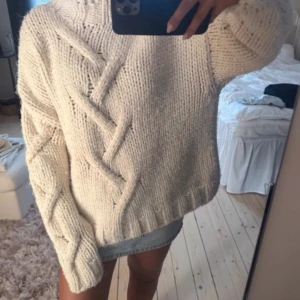 Vit chunky stickad tröja zara - Säljer en oversized, chunky stickad tröja i offwhite med grovt flätmönster framtill. Tröjan har breda ärmar och ribbade muddar vid ärmslut och nederkant. Perfekt för lager på lager och riktigt mysig att bära till jeans eller kjol. Zara storlek s💓💓