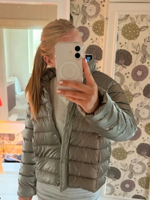 Jacka från Zara - En super fin grå/silvrig jacka från Zara i storlek XS. Ganska varm så perfekt till vintern. Använd fåtal gånger så i superfint skick med inga skavanker! Polyester