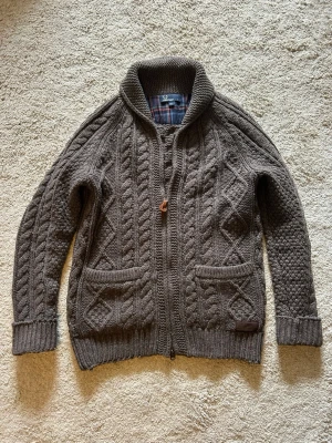 Fred Perry Cardigan - Säljer en riktigt snygg Fred Perry yllecardigan i gråbrun färg. Den är i bra skick bortsett från lite nopprig, se bilder. Storlek S.   Priset är inte hugget i sten, bara att skriva vid frågor!   Vänliga hälsningar