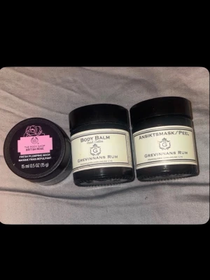 Ansiktsmasker & body balm kit - Kit med två ansiktsmasker och en body balm. En mask från The Body Shop i svart burk med rosa etikett (British Rose Fresh Plumping Mask, 15 ml) och två produkter från Grevinnans Rum i glasburkar med svart lock: en body balm och en ansiktsmask/peel. Säljer då de inte har kommit till användning💞