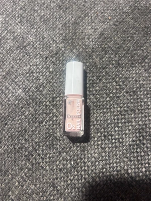 Depend ljusrosa nagellack O2 - Säljer ett ljusrosa nagellack från Depend O2-serien. Liten och smidig glasflaska med vit kork, perfekt att ta med i väskan. Ger en fräsch och naturlig look till naglarna. Passar dig som gillar diskreta och stilrena färger.
