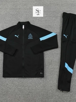 Svart långärmad Marseille träningströja - Svart långärmad träningströja från Puma med ljusblå detaljer och Olympique de Marseille-logga på bröstet. Tröjan har tryckt sponsorlogga och är tillverkad i ett funktionsmaterial som passar perfekt för sport och träning.