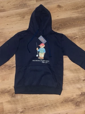 Polo Bear by Ralph Lauren Hoodie - Riktig fet hoodie, från polo ralph lauren, perfekt för en lite laidback stil!🤩Storlek L