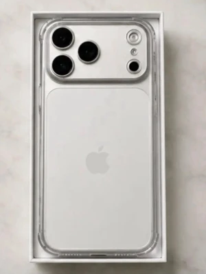 Vit iPhone med genomskinligt skal - Snygg vit iPhone med tre stora kameralinser och stilren design. Telefonen har ett genomskinligt skal och levereras i originalkartong med laddkabel. Baksidan är i glas och ramen i metall, vilket ger en premiumkänsla. Perfekt för dig som gillar modern teknik och enkel stil.
