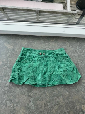 Grön jeans kjol - Så snygg jeans kjol som tyvärr inte passar mig och har därför ingen bild på! Midjemått tvärsöver: 39cm Längd:28💕
