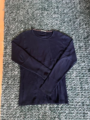 Nudie tröja - Unik Nudie Jeans tröja med coola ihopsydda detaljer. Inte så lätt att hitta detta plagg. Storleken är M men passar även för lite längre armar. Skickar direkt