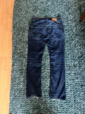 Nudie jeans waxed - Riktigt snygga handvaxade Nudies i modellen Thin Finn. Storleken är 31/32. Slitningarna är riktigt snygga. Skickar direkt. Litet jål vid skrevet som går lätt att laga på 3 min. 
