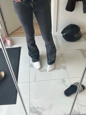 Mörkgrå bootcut jeans - Snygga mörkgrå bootcut jeans lowwaist . lager low boot